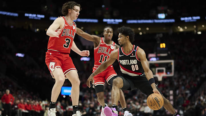 Jan 19, 2025; Portland, Oregon, USA; Portland Trail Blazers guard Scoot Henderson (00) drives past Chicago Bulls guard Josh Giddey (3) and guard Ayo Dosunmu (11) : Troy Wayrynen-Imagn Images