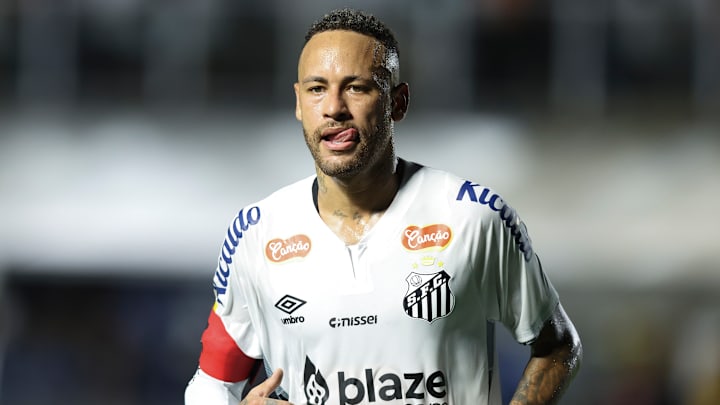Neymar trabalha para defender o Santos na estreia do Brasileirão. 