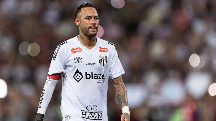 Neymar está se sentindo bem e pode começar jogando em Santos x Botafogo