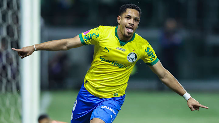 Vitor Roque vive grande momento no ataque do Palmeiras 