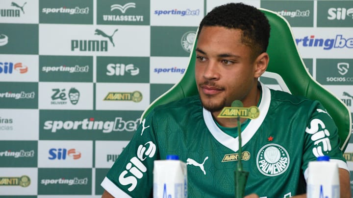 Vitor Roque chega ao Palmeiras como a contratação mais cara da história do Brasil