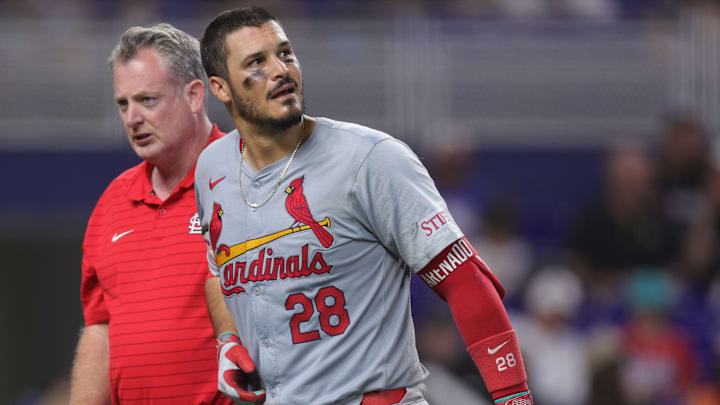 Nolan Arenado abandonó el encuentro de los Cardenales el miércoles por un pelotazo en el codo
