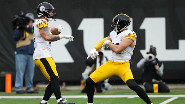Nov 26, 2023; Cincinnati, Ohio, USA; Pittsburgh Steelers linebacker Nick Herbig (left) and linebacker T.J. Watt (right) celebrate after a sack during the second quarter against the Cincinnati Bengals at Paycor Stadium. Mandatory Credit: Joseph Maiorana-Imagn Images Nov 26, 2023; Cincinnati, Ohio, USA; Pittsburgh Steelers linebacker Nick Herbig (left) and linebacker T.J. Watt (right) celebrate after a sack during the second quarter against the Cincinnati Bengals at Paycor Stadium. Mandatory Credit: Joseph Maiorana-Imagn Images