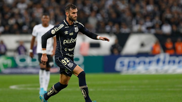 Há menos de um ano no Peixe, atacante pode estar deixando o clube