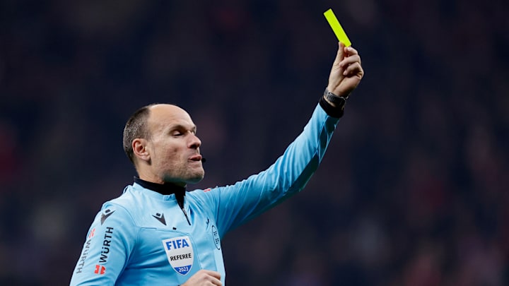 Mateu Lahoz como juez en un partido de LaLiga