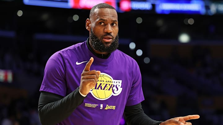 LeBron James golpeó a un árbitro y lo dejó sangrando 