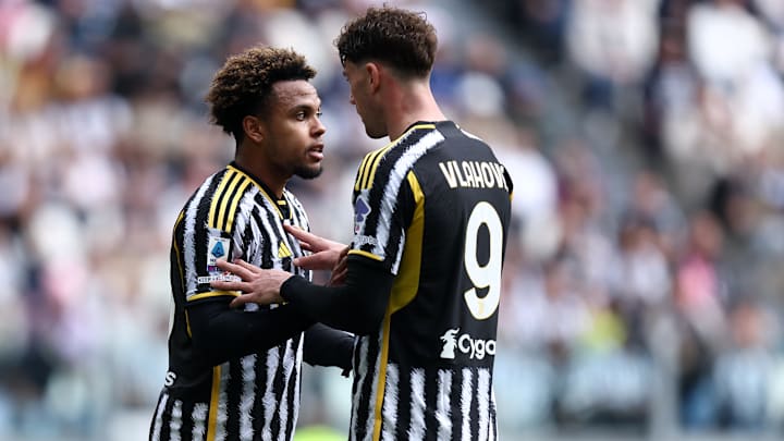 Dusan Vlahovic of Juventus Fc  (R) speaks with Weston...