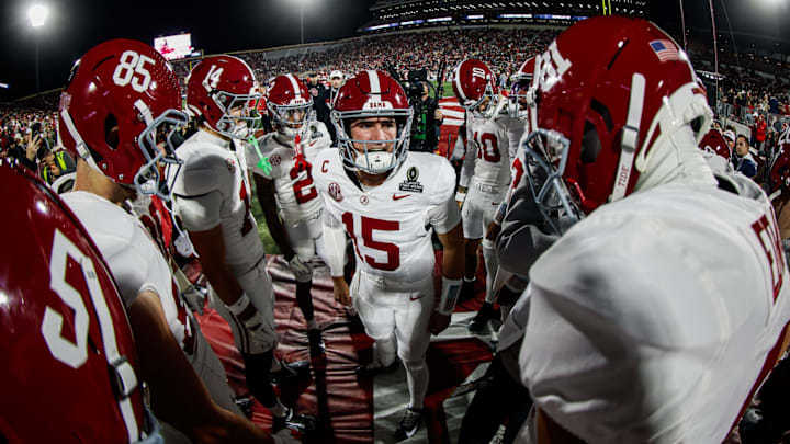 Ty Simpson huddles up with Alabama players before taking the field in Oklahoma for pregame warmups in the College Football Playoff