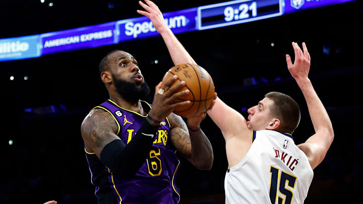 James tuvo que marcar a Jokic en varias ocasiones