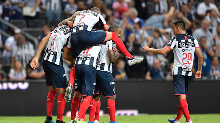 Jugadores de Rayados de Monterrey celebran un gol.