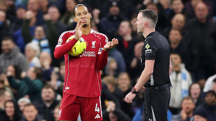 Virgil van Dijk (izquierda) se mostró muy crítico después de que le anularan su gol en el Etihad Virgil van Dijk (izquierda) se mostró muy crítico después de que le anularan su gol en el Etihad