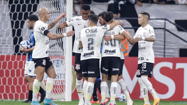 Recheado de garotos, Corinthians fez seu melhor jogo em muito tempo