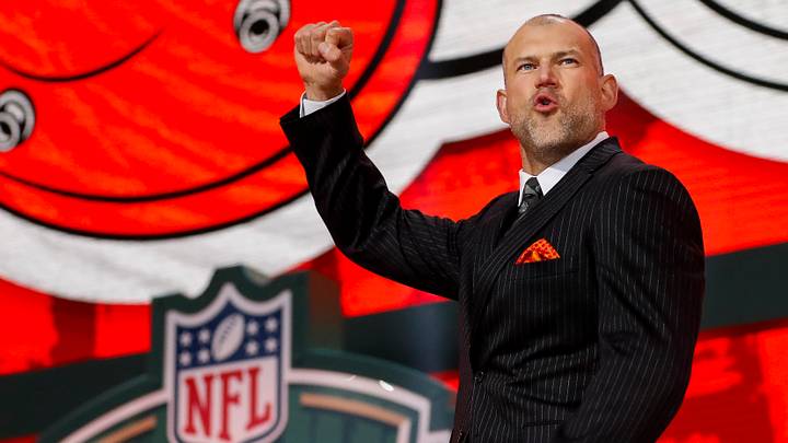 Apr 25, 2025; Green Bay, WI, USA; NFL Hall of Famer and former Cleveland Browns tackle Joe Thomas pumps his fist as he walks on stage to announce the Browns’ second-round pick during the 2025 NFL Draft at Lambeau Field. Mandatory Credit: Tork Mason/USA Today Network via Imagn Images Apr 25, 2025; Green Bay, WI, USA; NFL Hall of Famer and former Cleveland Browns tackle Joe Thomas pumps his fist as he walks on stage to announce the Browns’ second-round pick during the 2025 NFL Draft at Lambeau Field. Mandatory Credit: Tork Mason/USA Today Network via Imagn Images
