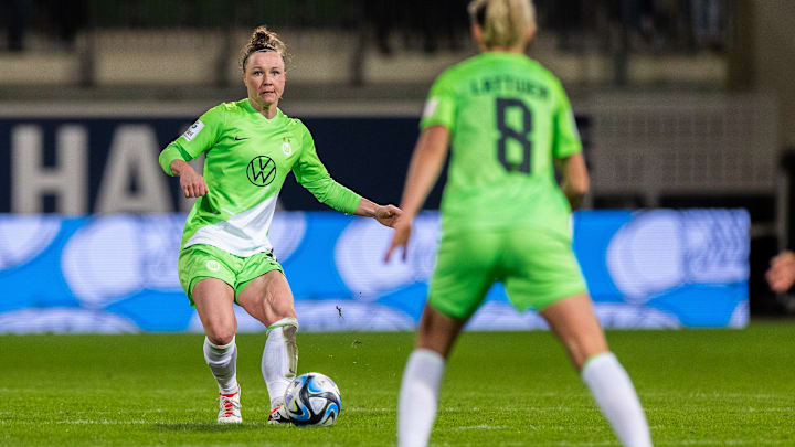 Marina Hegering (links) für die Wölfinnen am Ball.