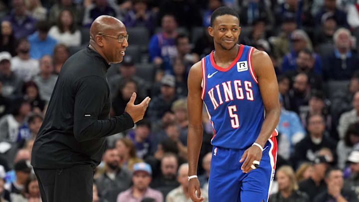 Brown talks with Fox during a game. 