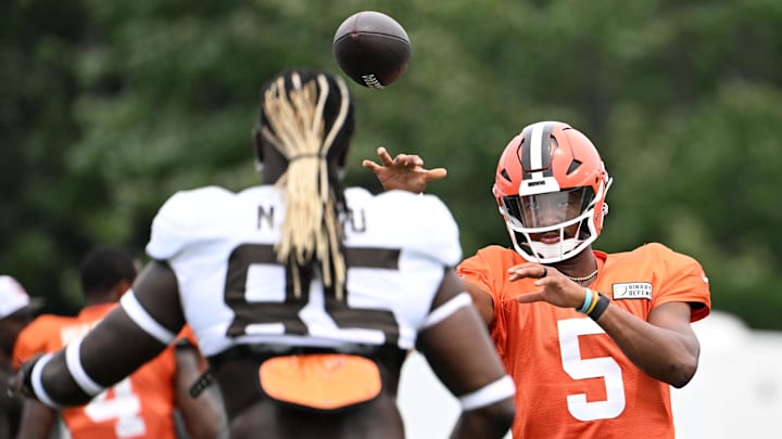 Aug 5, 2024; Cleveland Browns quarterback Jameis Winston (5) passes the ball to tight end David Njoku (85) during practice at the Browns training facility in Berea, Ohio. Mandatory Credit: Bob Donnan-Imagn Images Aug 5, 2024; Cleveland Browns quarterback Jameis Winston (5) passes the ball to tight end David Njoku (85) during practice at the Browns training facility in Berea, Ohio. Mandatory Credit: Bob Donnan-Imagn Images