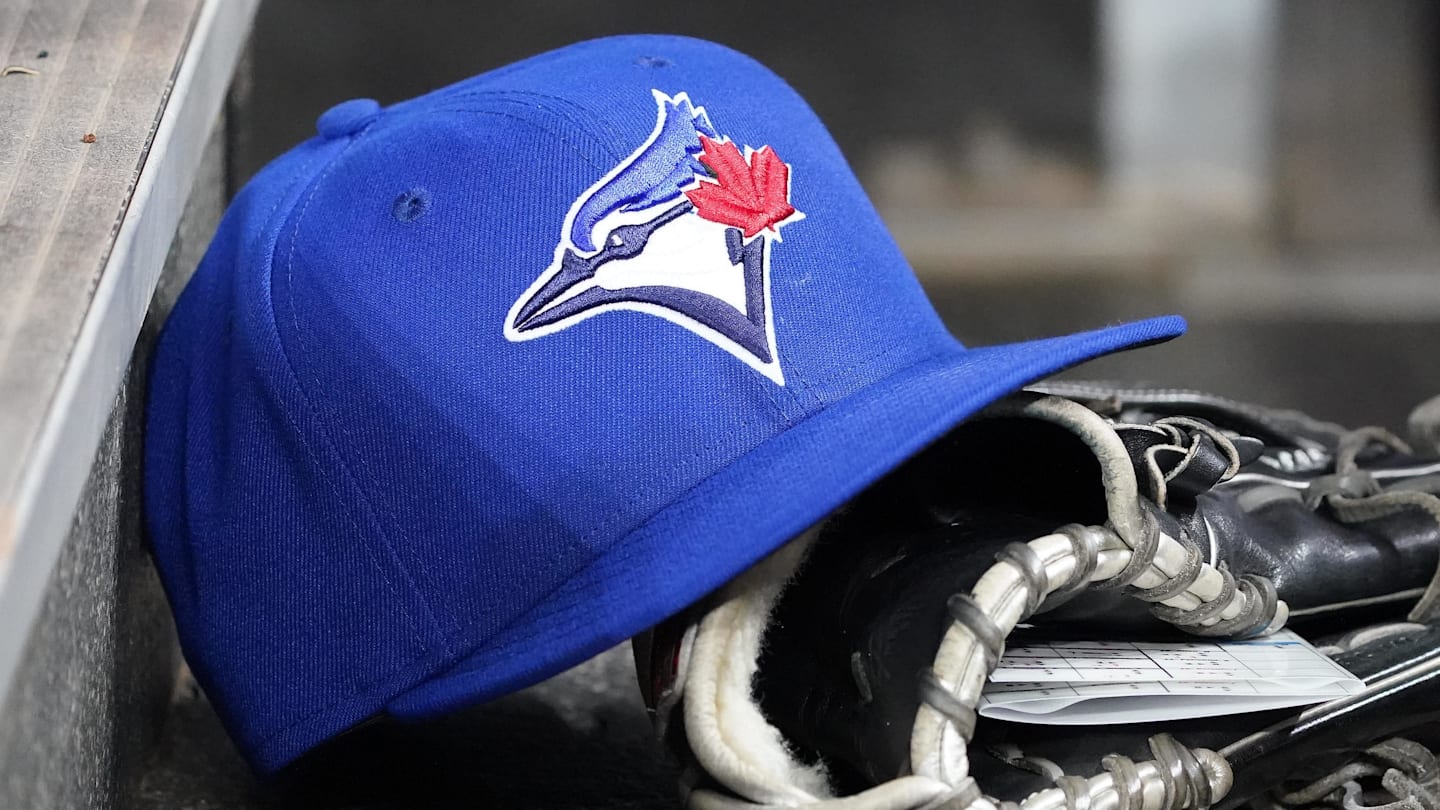 Blue Jays Surprisingly DFA Fan Favorite Infielder Ahead of Opening Day