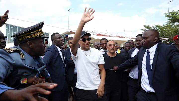 TOPSHOT-FBL-CMR-FRA-MBAPPE