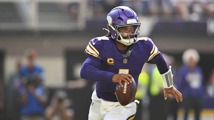Minnesota Vikings quarterback Kyler Murray (1) runs the ball against the Green Bay Packers during the first half at U.S. Bank Stadium. Mandatory Credit: Jeffrey Becker-Imagn Images Minnesota Vikings quarterback Kyler Murray (1) runs the ball against the Green Bay Packers during the first half at U.S. Bank Stadium. Mandatory Credit: Jeffrey Becker-Imagn Images