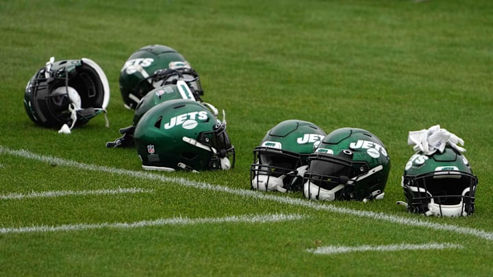 Oct 8, 2021; Ware, England, United Kingdom; New York Jets helmets are seen during a practice at the Manor Marriott Hotel and Country Club. Mandatory Credit: Kirby Lee-Imagn Images Oct 8, 2021; Ware, England, United Kingdom; New York Jets helmets are seen during a practice at the Manor Marriott Hotel and Country Club. Mandatory Credit: Kirby Lee-Imagn Images