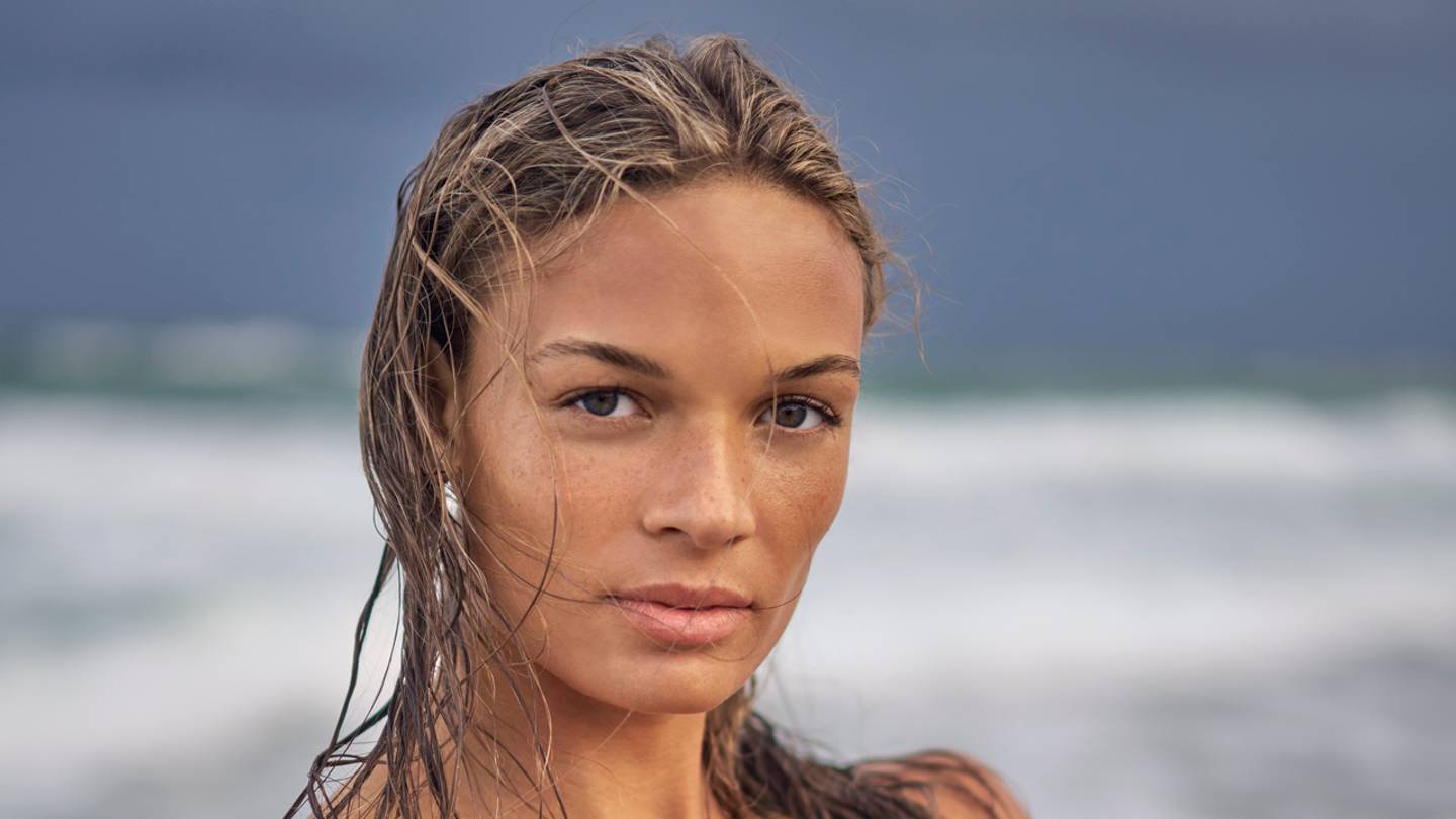 Si Anna Anna Hall Turned Up the Heat in This Bold Black String Swim Look for ...
