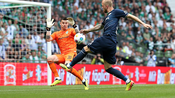 Werder-Keeper Michael Zetterer (l.) gegen Bochums Philipp Hofmann