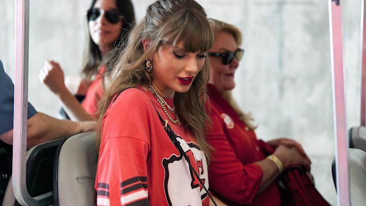 Taylor Swift arrives before a game between the Cincinnati Bengals and the Kansas City Chiefs at Arrowhead Stadium. Taylor Swift arrives before a game between the Cincinnati Bengals and the Kansas City Chiefs at Arrowhead Stadium.