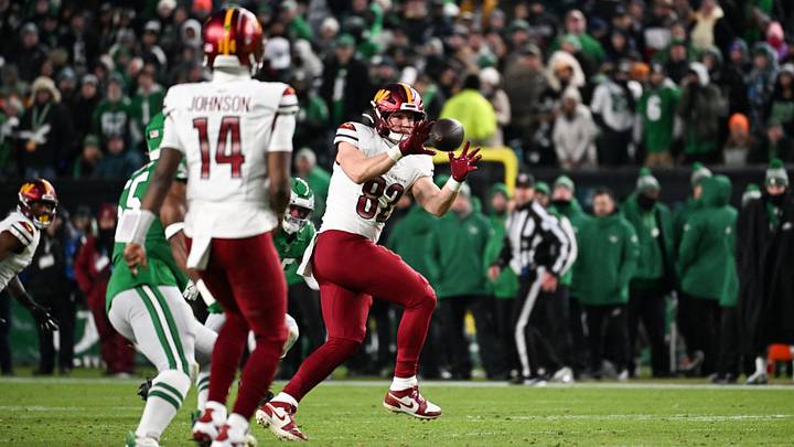 Jan 4, 2026; Philadelphia, Pennsylvania, USA; Washington Commanders tight end Ben Sinnott (82) makes a catch during the second quarter against the Philadelphia Eagles at Lincoln Financial Field. Mandatory Credit: Eric Hartline-Imagn Images Jan 4, 2026; Philadelphia, Pennsylvania, USA; Washington Commanders tight end Ben Sinnott (82) makes a catch during the second quarter against the Philadelphia Eagles at Lincoln Financial Field. Mandatory Credit: Eric Hartline-Imagn Images