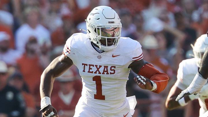 Texas Longhorns defensive end Colin Simmons (1) in action during the game against the Oklahoma Sooners at the Cotton Bowl. Texas Longhorns defensive end Colin Simmons (1) in action during the game against the Oklahoma Sooners at the Cotton Bowl.