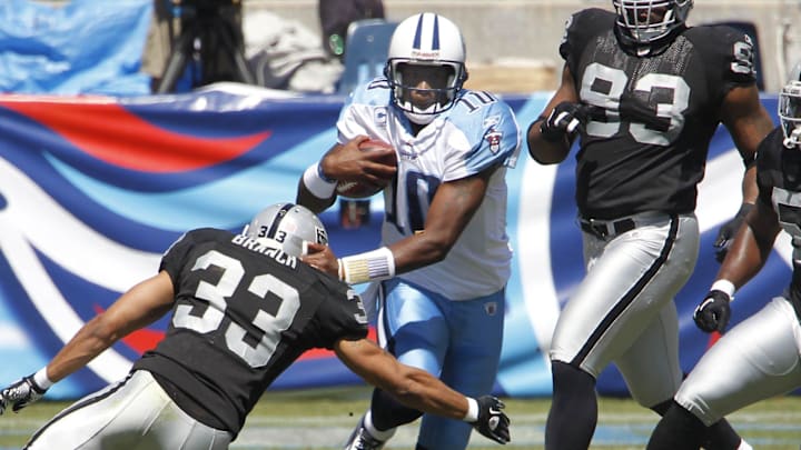 Tennessee Titans quarterback Vince Young (10) 