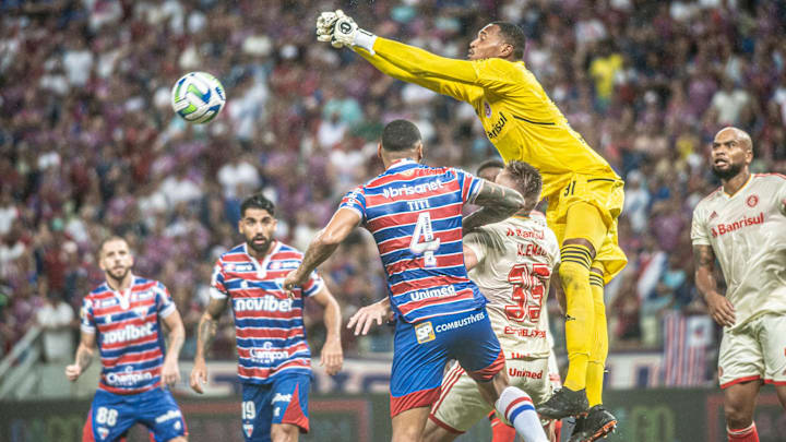 Goleiro John evitou a derrota colorada no Castelão