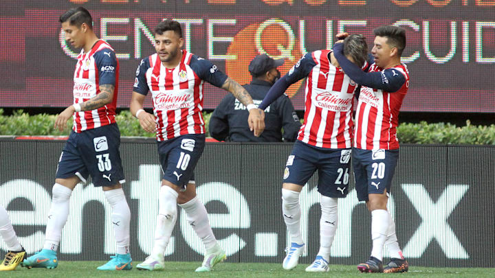 Jugadores de Chivas celebran un gol.