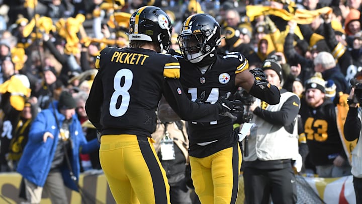 Pittsburgh Steelers quarterback Kenny Pickett (8)