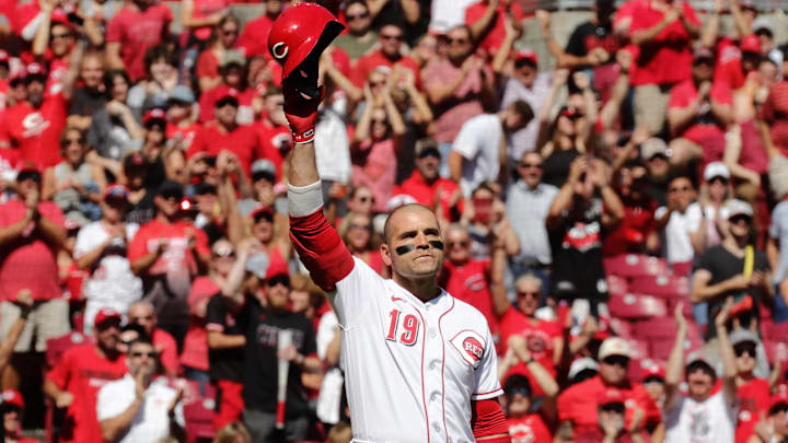 Sep 24, 2023; Cincinnati, Ohio, USA; Cincinnati Reds first baseman Joey Votto (19) acknowledges the crowd before his first at bat in the second inning against the Pittsburgh Pirates at Great American Ball Park. Mandatory Credit: David Kohl-Imagn Images