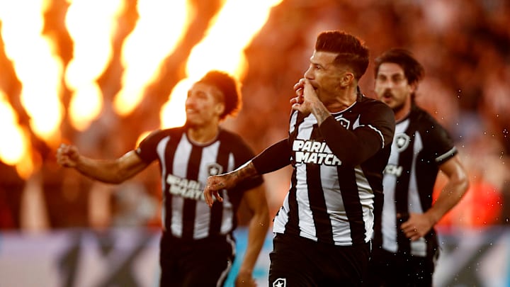 O Glorioso lidera o Brasileirão, com 33 pontos