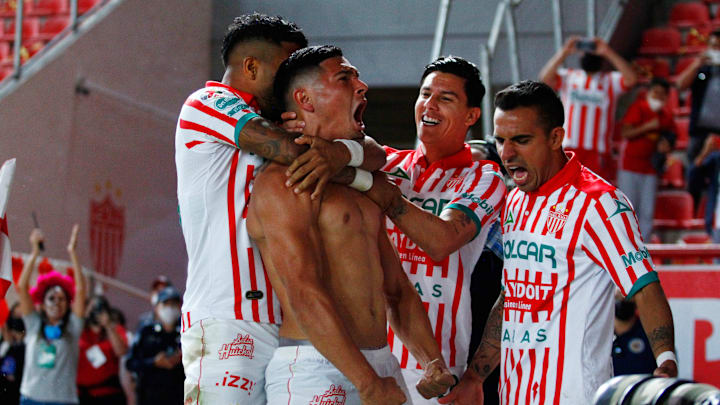 Jugadores del Necaxa celebran un gol.