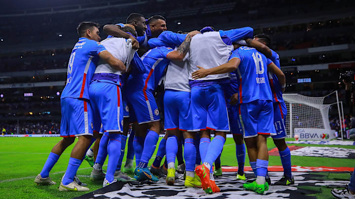 Jugadores de Cruz Azul celebran un gol.