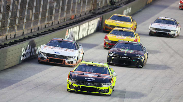 Sep 13, 2025; Bristol, Tennessee, USA;  NASCAR Cup Series driver Ryan Blaney (12) leads a pack of cars into turn 3 during the Bass Pro Shops Night Race at Bristol Motor Speedway.