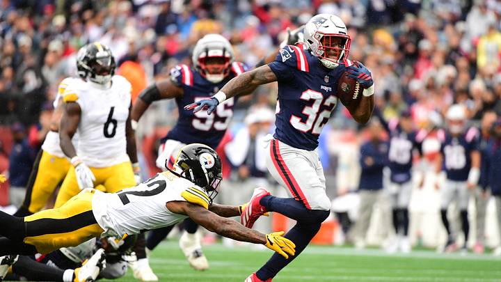 Sep 20, 2026; Foxborough, Massachusetts, USA; New England Patriots running back TreVeyon Henderson (32) runs the ball against Pittsburgh Steelers cornerback Asante Samuel Jr. (22) at Gillette Stadium. Mandatory Credit: Bob DeChiara-Imagn Images Sep 20, 2026; Foxborough, Massachusetts, USA; New England Patriots running back TreVeyon Henderson (32) runs the ball against Pittsburgh Steelers cornerback Asante Samuel Jr. (22) at Gillette Stadium. Mandatory Credit: Bob DeChiara-Imagn Images