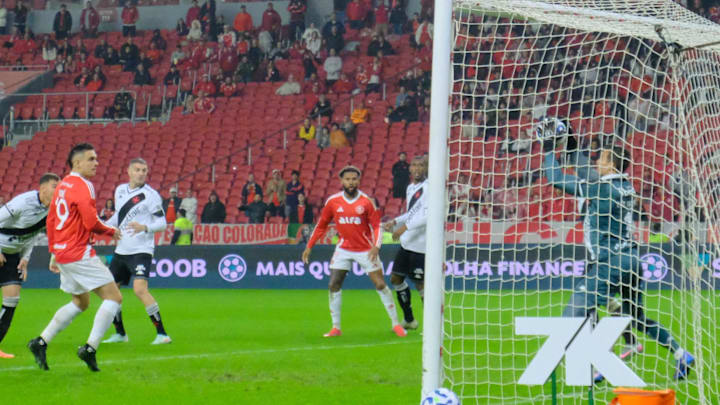 Léo Jardim fez boas defesas, mas acabou expulso por cera