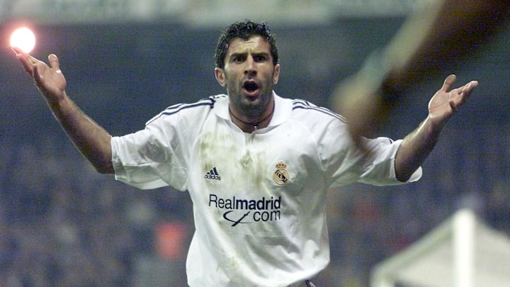 Luis Figo chocou o mundo ao trocar o Barcelona pelo Real Madrid