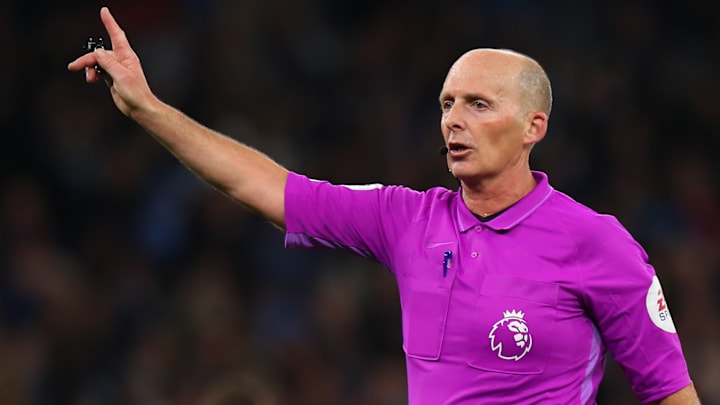 Mike Dean, ancien arbitre de Premier League