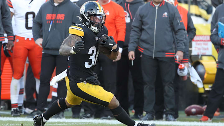 Dec 8, 2024; Pittsburgh, Pennsylvania, USA;  Pittsburgh Steelers running back Jaylen Warren (30) runs after  catch against the Cleveland Browns during the third quarter at Acrisure Stadium. Mandatory Credit: Charles LeClaire-Imagn Images