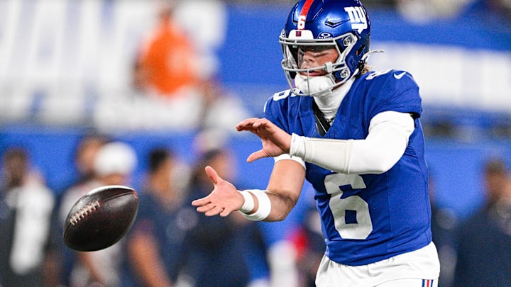 Aug 21, 2025; East Rutherford, New Jersey, USA; New York Giants quarterback Jaxson Dart (6) receives the ball from the snap during the first quarter against the New England Patriots at MetLife Stadium.
