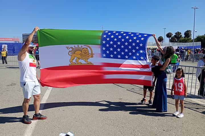 A specially made flag. ธงที่ทำขึ้นเป็นพิเศษ