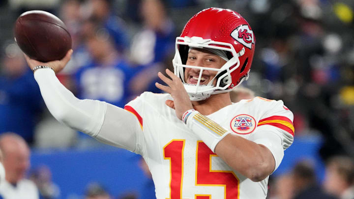 Kansas City Chiefs quarterback Patrick Mahomes (15), warming up before the game against the New York Giants at MetLife Stadium on Sunday, Sept. 21, 2025, has three different PSA 9-graded rookie cards that routinely sell for under $100.