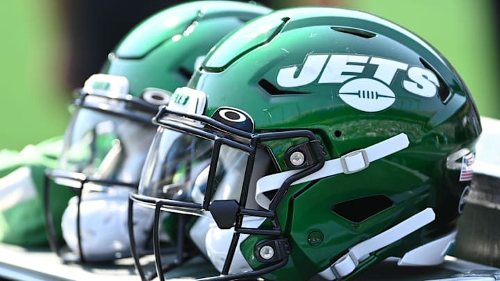 Sep 12, 2021; Charlotte, North Carolina, USA; New York Jets helmets on the sidelines at Bank of America Stadium. Mandatory Credit: Bob Donnan-Imagn Images Sep 12, 2021; Charlotte, North Carolina, USA; New York Jets helmets on the sidelines at Bank of America Stadium. Mandatory Credit: Bob Donnan-Imagn Images