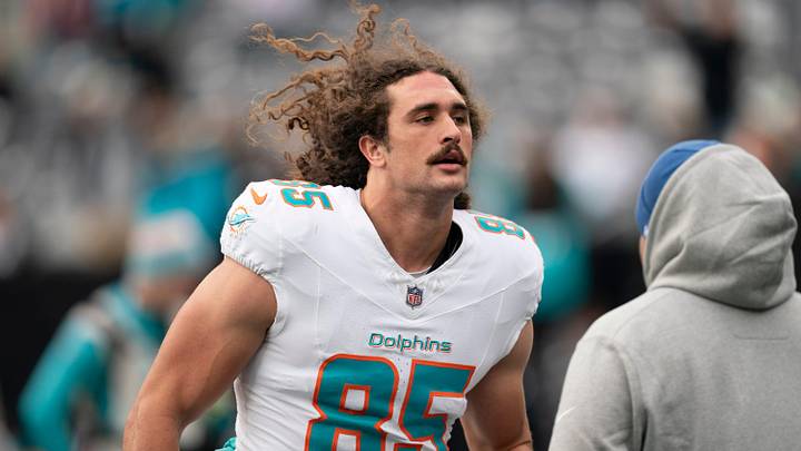 Miami Dolphins tight end Greg Dulcich (85) jogs off the feud during warm ups during a week 14 football game between the New York Jets and Miami Dolphins at MetLife Stadium on Sunday, Dec. 7, 2025. Miami Dolphins tight end Greg Dulcich (85) jogs off the feud during warm ups during a week 14 football game between the New York Jets and Miami Dolphins at MetLife Stadium on Sunday, Dec. 7, 2025.