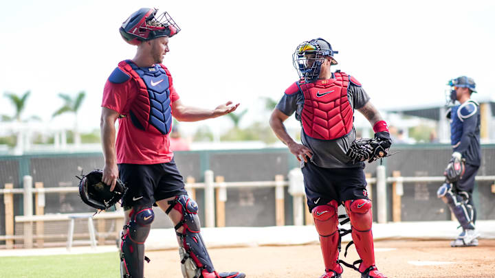 Jeffers and Vázquez chat during spring training.