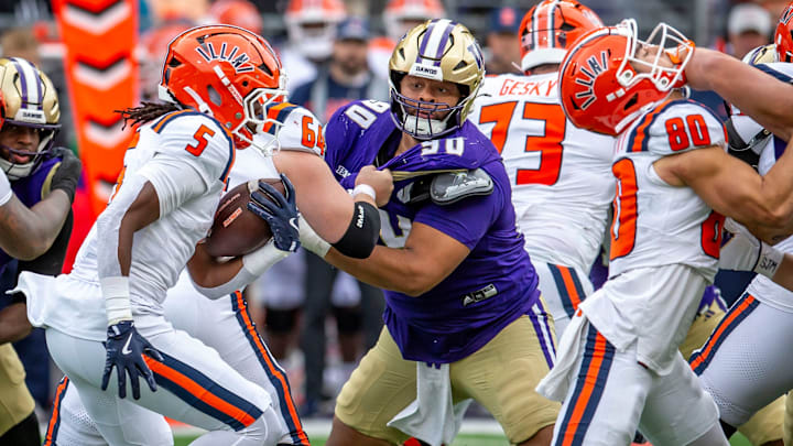 Elinneus Davis tries to fight off a blocker to get to an Illinois ball carrier. 